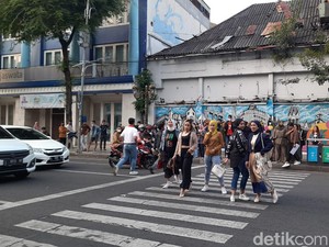 Berpakaian Vulgar di Tunjungan Fashion Week Siap-siap Diangkut Satpol PP