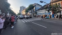 Tunjungan Fashion Week ini dilakukan saat  lalu lintas padat. Tampak kendaraan yang berhenti menunggu para warga yang berlenggak-lenggok di zebra cross/Foto: Esti Widiyana