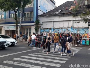 Respons Pengguna Jalan saat Tunjungan Macet gegara Fashion Week
