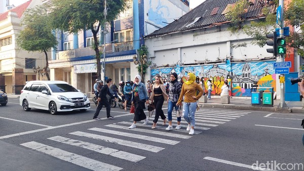 Muda-mudi Surabaya juga demam dengan Citayam Fashion Week. Mereka pun mengadakan kegiatan fashion show dan catwalk di salah satu zebra cross Jalan Tunjungan dan menimbulkan kerumunan orang. ( Esti Widiyana)