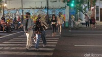 Untuk bisa menyeberang dan berlenggak-lenggok di zebra cross, mereka menyeberang dengan memanfaatkan pelican crossing dalam waktu tertentu/Foto: Esti Widiyana