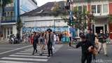 Citayam Fashion Week Ala Tunjungan Bikin Macet, Klakson Saling Bersahutan