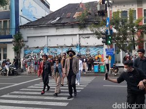 Citayam Fashion Week Ala Tunjungan Bikin Macet, Klakson Saling Bersahutan