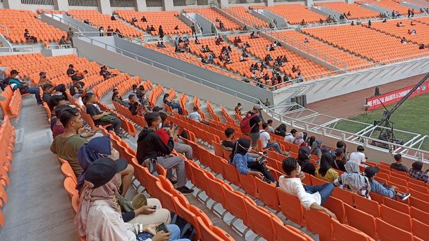 Warga DKI Jakarta mulai berdatangan di acara peresmian Jakarta Intertational Stadium (JIS).
