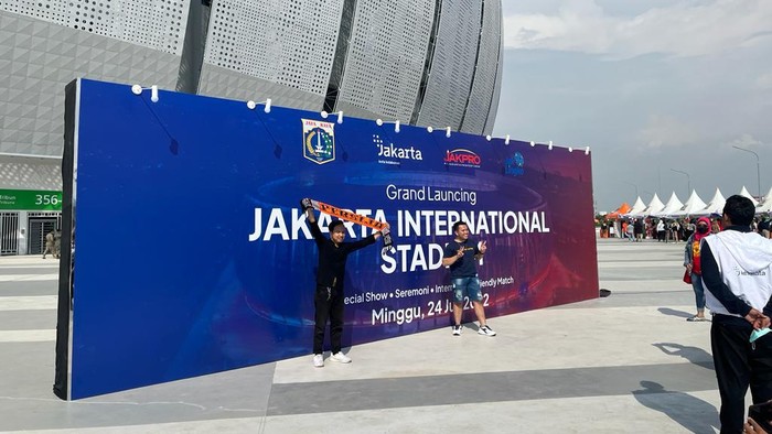 Warga DKI Jakarta mulai berdatangan di acara peresmian Jakarta Intertational Stadium (JIS).