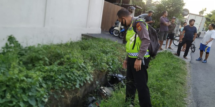WN Australia ditemukan tewas di selokan Jalan Bumbak, Lingkungan Anyar Kelod, Kelurahan Kerobokan, Kecamatan Kuta Utara, Kabupaten Badung, Minggu (24/7/2022) pagi.