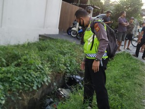 Diduga Mabuk Saat Bawa Motor, Bule Australia Meninggal di Selokan