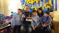 Rayakan ulang tahun Airlangga yang ke-9, keluarga EBY kompak foto bersama. Momen bahagia ini dilengkapi dengan kehadiran satu buah kue ukuran besar.