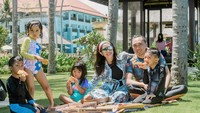 Pizza picnic tulis Aliya di keterangan foto. Wanita 36 tahun ini tampak begitu menikmati momen bersama keluarganya sambil ngemil banyak pizza enak! 