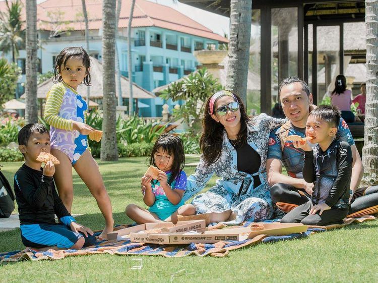 10 Momen Manis Aliya Rajasa Saat Kompak Kulineran Bareng Keluarga