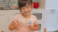 Aliya tampak menemani Gaia berkreasi di dapur. Mereka memasak aneka menu seperti daging sapi cincang, sop ayam, sampai jelly popsicle. Wah, keren ya Gaia?