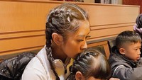 Aliya pamer momen kompak bareng Gaia dimana rambut mereka sama-sama dikepang. Terlihat keduanya sedang habiskan waktu sambil makan bareng keluarga.