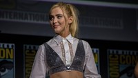 Diundang ke SDCC, Kathryn Newton tampil seksi memperlihatkan perut ratanya. (Foto: Getty Images/Daniel Knighton)