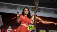 Dalam film Shazam! Fury of the Gods, Lucy Liu memerankan karakter Kalypso. Trailer film kedua Shazam! ini juga diputar dalam event tersebut. (Foto: Getty Images/Daniel Knighton)