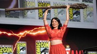 Bintang Charlies Angels dan Kill Bill itu tampil dengan gaun merah yang senada degan kilatan petir Shazam! di latar belakang. (Foto: Getty Images/Daniel Knighton)