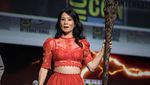 Momen Lucy Liu Angkat Tongkat Ajaib di Panggung San Diego Comic-Con
