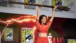 Momen Lucy Liu Angkat Tongkat Ajaib di Panggung San Diego Comic-Con