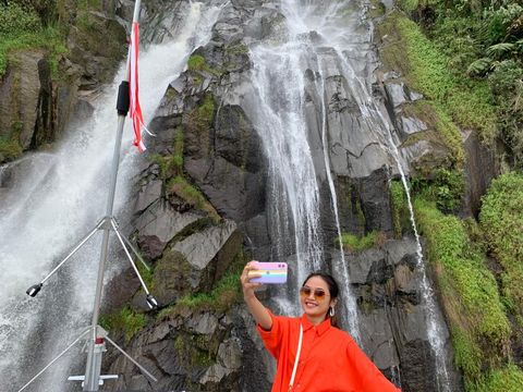 Para wisatawan saat mengabadikan foto di Air Terjun Situmurun di Desa Situmurun, Kecamatan Lumban Julu, Kabupaten Toba.