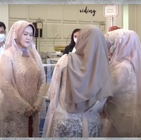 Acara diawali dengan tradisi adat Betawi, di mana kedua keluarga saling berpantun dan melakukan tarian pencak silat. Setelahnya dilanjutkan dengan pemberian seserahan dari keluarga Bintang Emon untuk Alca yang diwakili oleh kedua ibu mempelai. Foto: YouTube/Bintang Emon