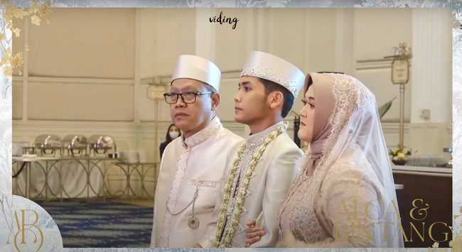 Setelahnya dengan diapit oleh kedua orangtua Alca, Bintang Emon berjalan menuju meja tempat prosesi ijab kabul. Ekspresi tegang pun mulai terlihat di wajah Bintang Emon. Foto: YouTube/Bintang Emon