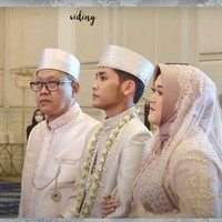 Setelahnya dengan diapit oleh kedua orangtua Alca, Bintang Emon berjalan menuju meja tempat prosesi ijab kabul. Ekspresi tegang pun mulai terlihat di wajah Bintang Emon. Foto: YouTube/Bintang Emon