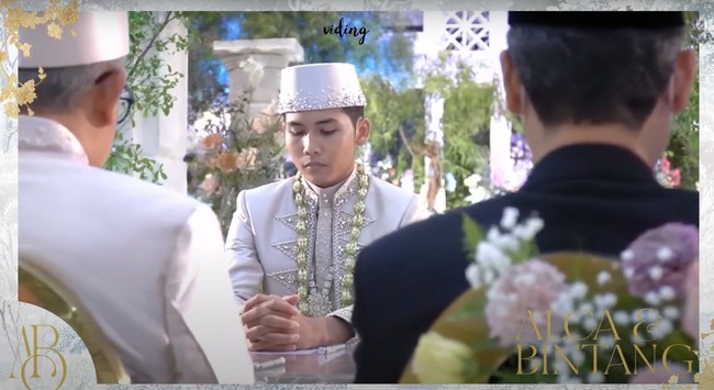 Akad nikah Bintang Emon dan Alca itu digelar di The Tribrata Dharmawangsa, Jakarta Selatan dengan menggunakan adat Betawi. Saat ijaab kabul, keluarga kedua mempelai sepakat untuk tidak menghadirkan Alca terlebih dahulu. Foto: YouTube/Bintang Emon