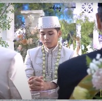 Akad nikah Bintang Emon dan Alca itu digelar di The Tribrata Dharmawangsa, Jakarta Selatan dengan menggunakan adat Betawi. Saat ijaab kabul, keluarga kedua mempelai sepakat untuk tidak menghadirkan Alca terlebih dahulu. Foto: YouTube/Bintang Emon
