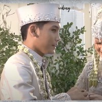 Sudah resmi menjadi pasangan suami istri, keduanya pun terlihat saling memasangkan cincin di jari manis satu sama lain. Dalam foto tampak Alca dengan penuh cinta memasangkan cincin di jari manis suaminya. Foto: YouTube/Bintang Emon