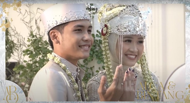 Sambil memamerkan cincin pernikahan, Bintang Emon dan Alca terlihat begitu bahagia. Tak hanya itu saja, akad nikah keduanya pun berlangsung dengan lancar. Foto: YouTube/Bintang Emon