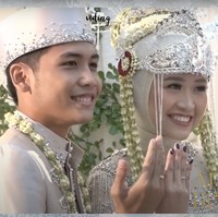 Sambil memamerkan cincin pernikahan, Bintang Emon dan Alca terlihat begitu bahagia. Tak hanya itu saja, akad nikah keduanya pun berlangsung dengan lancar. Foto: YouTube/Bintang Emon