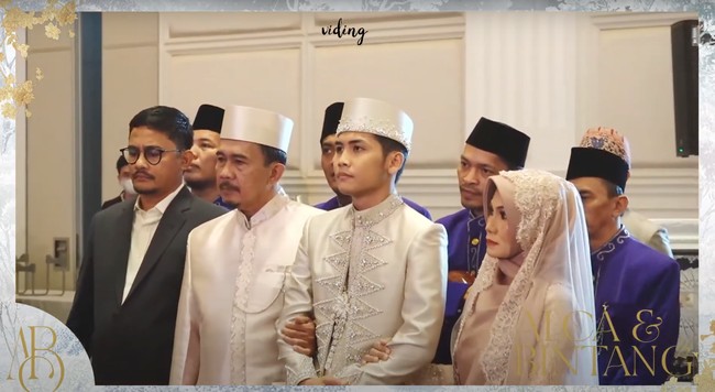 Tepat pada Minggu, 24 Juli 2022 komika Bintang Emon resmi menikahi wanita pujaan hatinya, Alca Octaviani. Bintang Emon terlihat gagah dengan didampingi oleh kedua orangtua dan para anggota keluarganya. Foto: YouTube/Bintang Emon