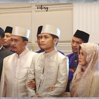 Tepat pada Minggu, 24 Juli 2022 komika Bintang Emon resmi menikahi wanita pujaan hatinya, Alca Octaviani. Bintang Emon terlihat gagah dengan didampingi oleh kedua orangtua dan para anggota keluarganya. Foto: YouTube/Bintang Emon