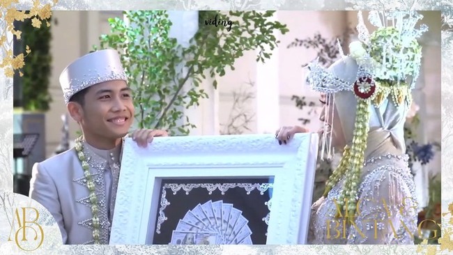 Bintang Emon juga tampak memberikan mas kawin berupa seperangkat alat salat dan mahar berupa uang US$ 2.407 atau sekitar Rp 36 juta. Foto: YouTube/Bintang Emon