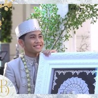 Bintang Emon juga tampak memberikan mas kawin berupa seperangkat alat salat dan mahar berupa uang US$ 2.407 atau sekitar Rp 36 juta. Foto: YouTube/Bintang Emon