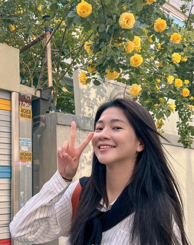 Pada tahun 2021 Wolipop sempat mewawancarai Amelia Tantono. Kepada Wolipop, Amelia pun mengungkapkan alasannya berkuliah di Korea. Sebenarnya, nggak kepikiran buat kuliah ke Korea. Tapi waktu SMA, ada pameran pendidikan dan ada salah satu universitas Korea, Kyung Sung University, ungkapnya saat dihubungi Wolipop lewat telepon, Sabtu (20/2/2021). Foto: Instagram/@amelia_tantono