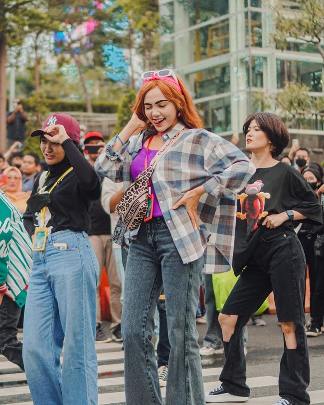 Rina NoseArtis yang baru-baru ini bergaya di Citayam Fashion Week adalah Rina Nose. Netizen menganggap gayanya totalitas karena tampil bak fashionista SCBD bersama Chicka Jessica, Arafah, dan Dede Sunandar. Gayanya mirip karakter Nur yang sering dibawakannya di televisi. Foto: Instagram @ryandabram