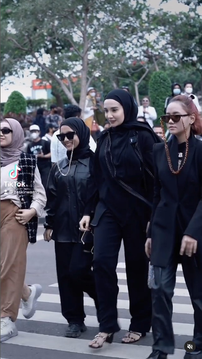 Zaskia SungkarZaskia terjun ke Citayam Fashion Week untuk melihat gaya para fashionista SCBD sekaligus mendadani dan berpose bersama mereka. Ia sendiri memilih untuk bergaya bak cewek mamba.Foto: Instagram