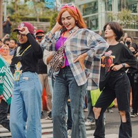 Rina NoseArtis yang baru-baru ini bergaya di Citayam Fashion Week adalah Rina Nose. Netizen menganggap gayanya totalitas karena tampil bak fashionista SCBD bersama Chicka Jessica, Arafah, dan Dede Sunandar. Gayanya mirip karakter Nur yang sering dibawakannya di televisi. Foto: Instagram @ryandabram