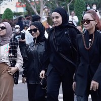 Zaskia SungkarZaskia terjun ke Citayam Fashion Week untuk melihat gaya para fashionista SCBD sekaligus mendadani dan berpose bersama mereka. Ia sendiri memilih untuk bergaya bak cewek mamba.Foto: Instagram