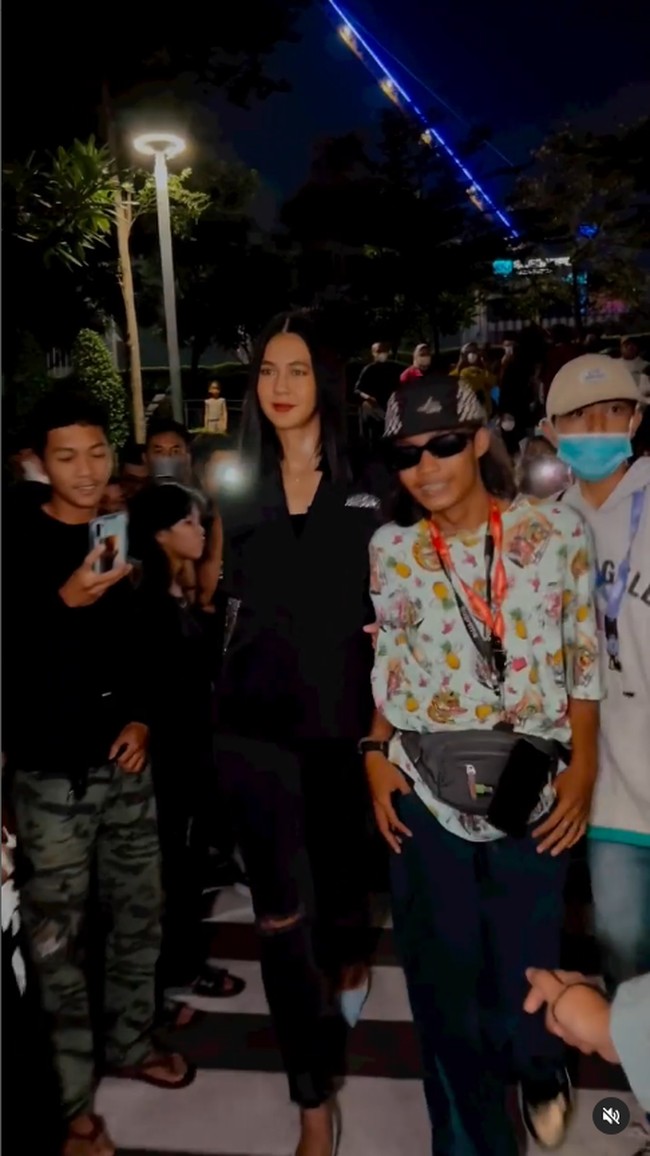 Paula VerhoevenBersama suaminya, Paula ingin menjadikan Citayam Fashion Week sebagai brand. Ia sendiri sudah turun ke jalanan SCBD bahkan bergaya dengan sang ikon, Bonge. Pose wanita yang memang seorang model itu tentu tidak mengecewakan.Foto: Instagram