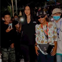 Paula VerhoevenBersama suaminya, Paula ingin menjadikan Citayam Fashion Week sebagai brand. Ia sendiri sudah turun ke jalanan SCBD bahkan bergaya dengan sang ikon, Bonge. Pose wanita yang memang seorang model itu tentu tidak mengecewakan.Foto: Instagram