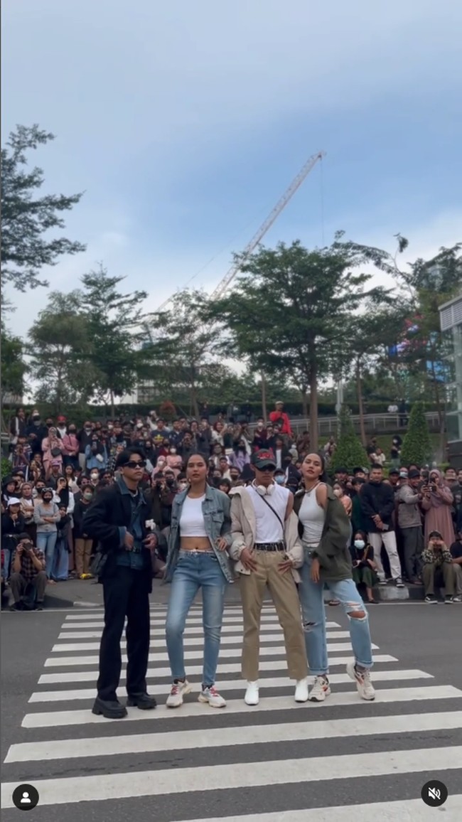 Valerie dan VeronicaSelain Paula Verhoeven, model lain yang pernah berjalan di Citayam Fashion Week adalah kembar Valerie dan Veronica. Berbeda dari parade busana mereka biasanya, gaya para jebolan Asias Next Top Model tersebut tampil lebih kasual.Foto: Instagram