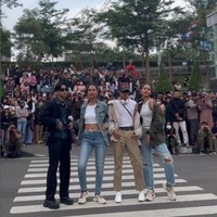 Valerie dan VeronicaSelain Paula Verhoeven, model lain yang pernah berjalan di Citayam Fashion Week adalah kembar Valerie dan Veronica. Berbeda dari parade busana mereka biasanya, gaya para jebolan Asias Next Top Model tersebut tampil lebih kasual.Foto: Instagram