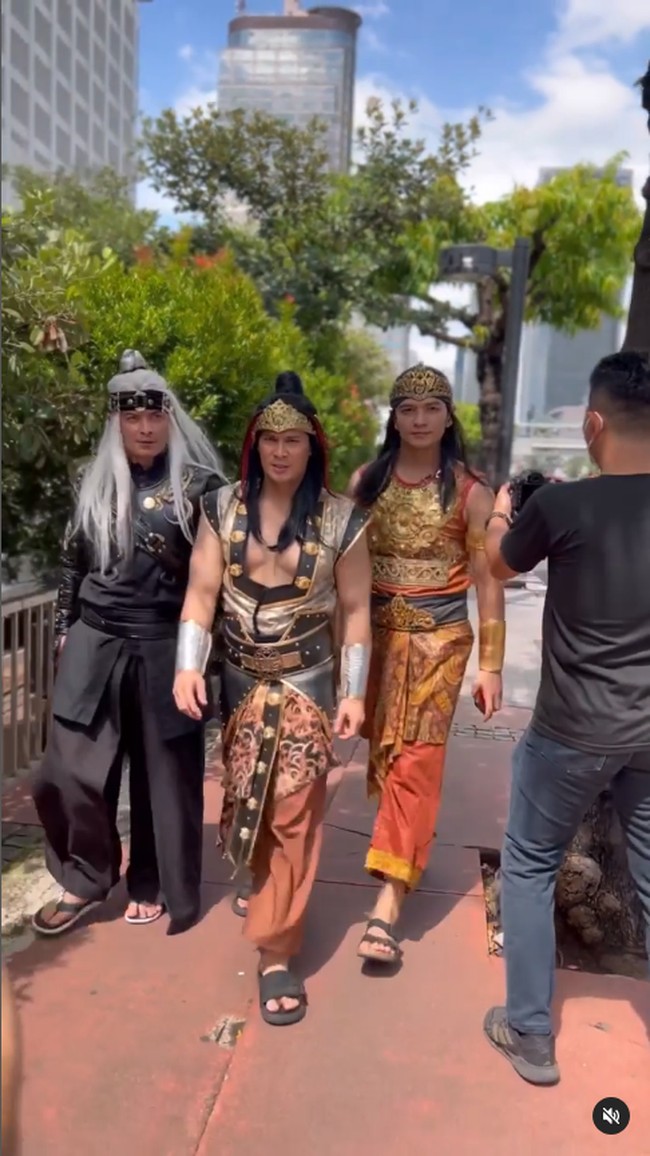 Afdhal YusmanAktor ini memilih gaya berbeda saat tampil di Citayam Fashion Week. Jika kebanyakan orang mengenakan busana kasual, ia dan teman-temannya dari serial Angling Dharma memilih bergaya kolosal dengan kostum tradisional.Foto: Instagram