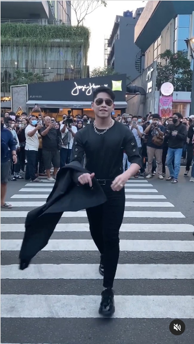 Athalla NaufalAktor yang merupakan anak dari Vena Melinda ini memilih bergaya bak cowok mamba di Citayam Fashion Week. Fenomena yang jadi viral di media sosial tersebut tampaknya membuat Athalla ingin ikut pamer gaya. Akhirnya kesampean ke citayem fashion week…, tulisnya di Instagram.Foto: Instagram