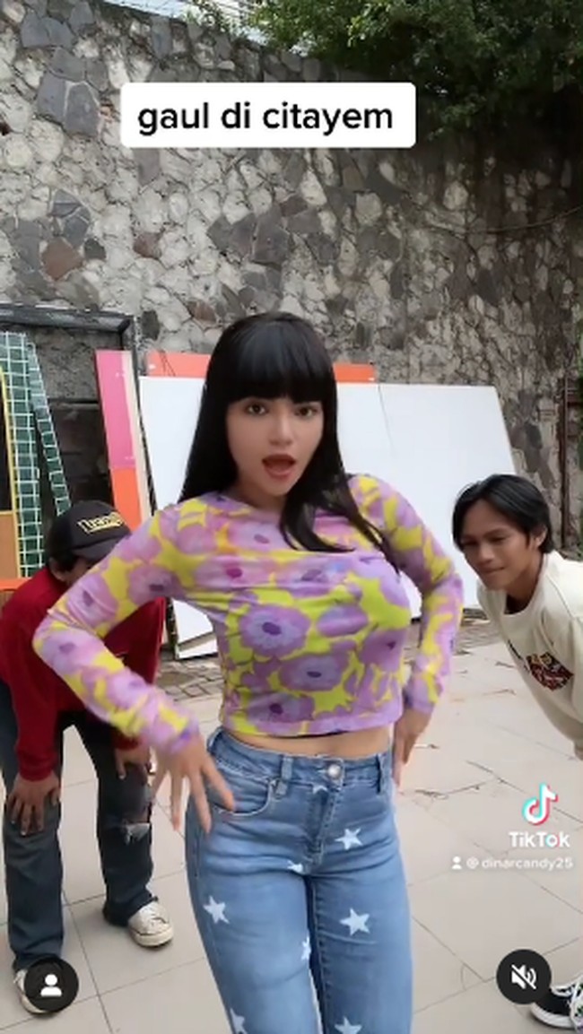 Dinar CandySedangkan Dinar Candy malah memilih berjoged dengan anak-anak gaul di Citayam Fashion Week daripada fashion show. Wanita tersebut mengenakan kaus dan celana jeans ketat yang mencuri perhatian.Foto: Instagram