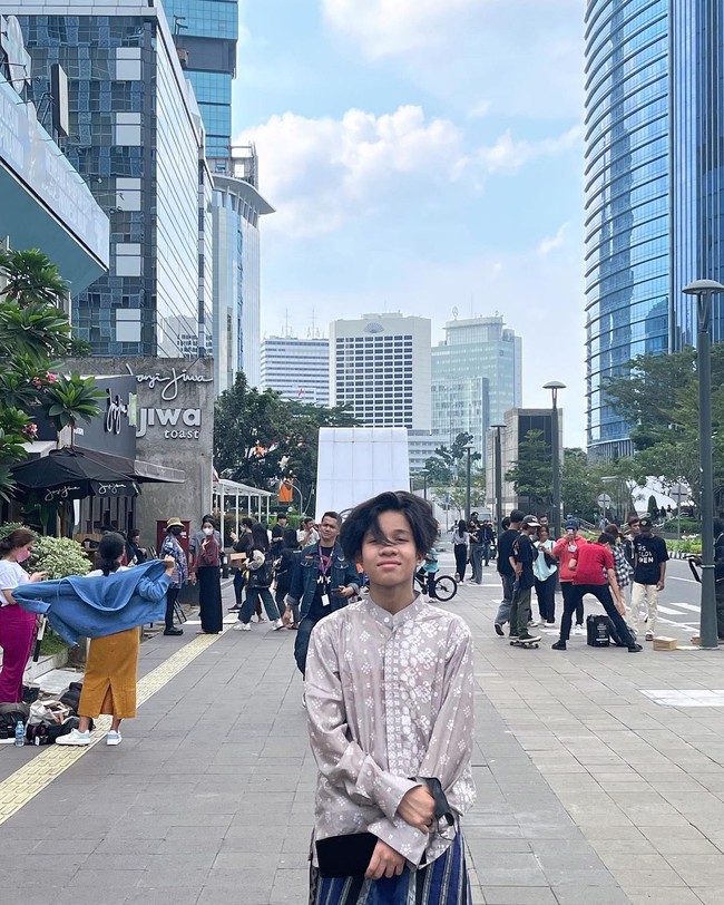 Fateh HalilintarArtis lain yang menampilkan gaya berbeda di Citayam Fashion Week adalah adik Halilintar, Fateh. Daripada bergaya kasual, ia malah menggunakan baju koko dan sarung. Fateh memang mampir ke sana setelah solat Jumat.Foto: Instagram