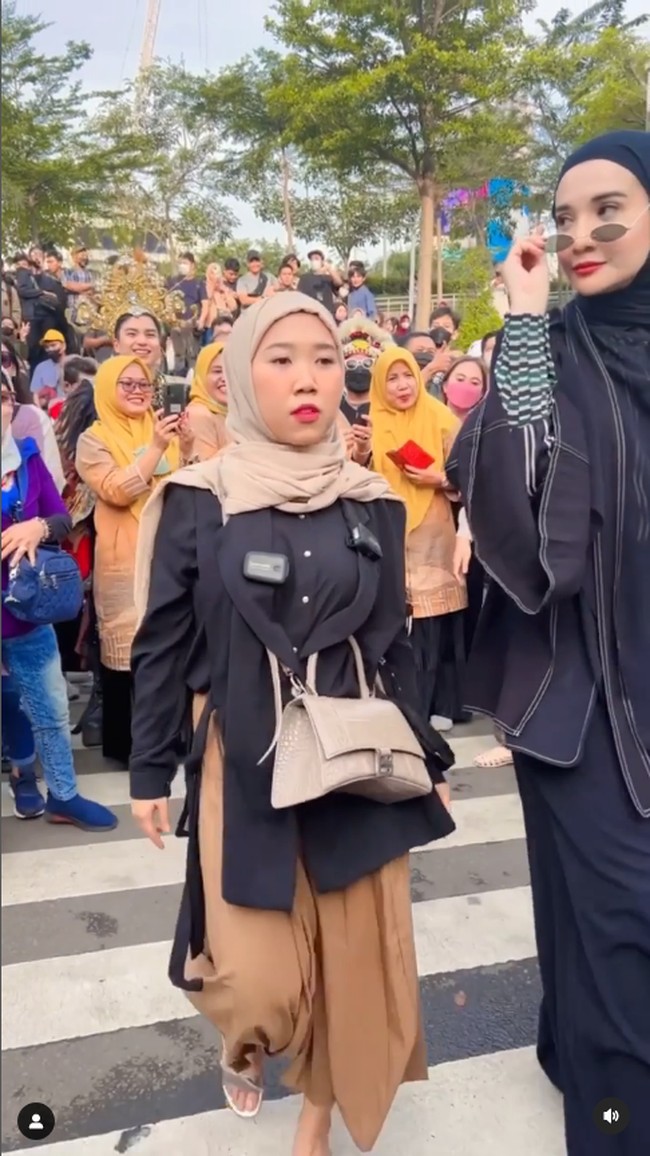 Kiky SaputriKiky Saputri diajak oleh Zaskia Sungkar untuk fashion show di Citayam Fashion Week. Gayanya menarik atensi karena tampil tak biasa dengan hijab. Komedian itu berpose di jalan Sudirman bak model.Foto: Instagram