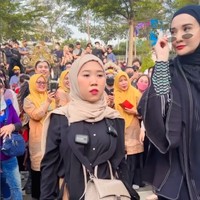 Kiky SaputriKiky Saputri diajak oleh Zaskia Sungkar untuk fashion show di Citayam Fashion Week. Gayanya menarik atensi karena tampil tak biasa dengan hijab. Komedian itu berpose di jalan Sudirman bak model.Foto: Instagram