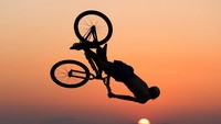 Bikers ini menghibur warga yang tengah menikmati suasana pantai di saat gelombang panas yang menerjang Yunani.